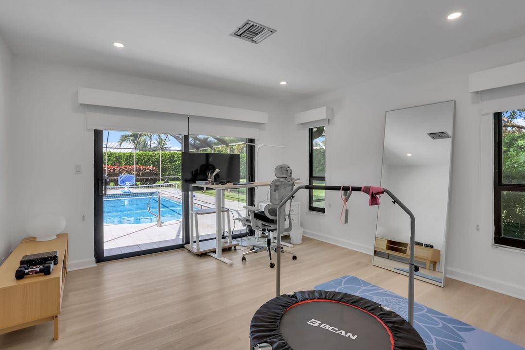 出租: $11,000 (4 贝兹, 3 浴室, 3837 平方英尺)