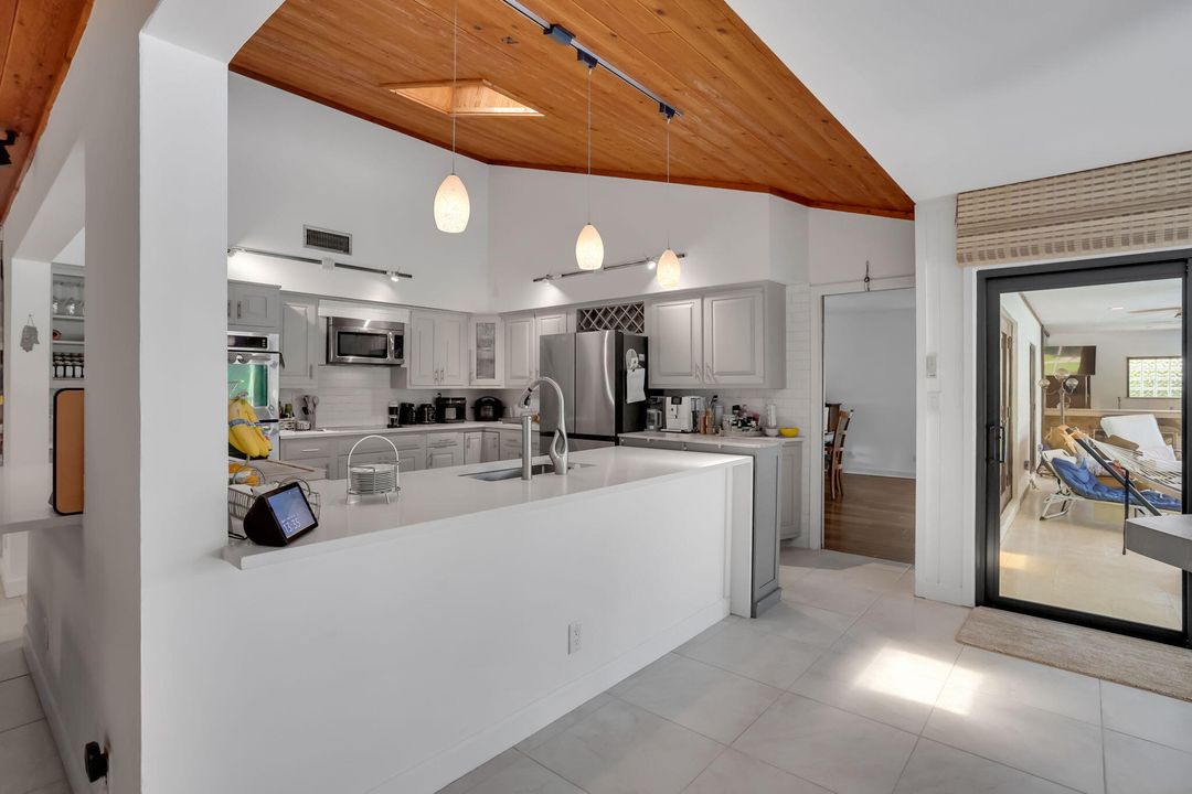 出租: $11,000 (4 贝兹, 3 浴室, 3837 平方英尺)