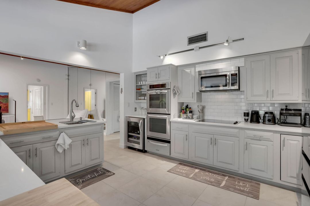 出租: $11,000 (4 贝兹, 3 浴室, 3837 平方英尺)