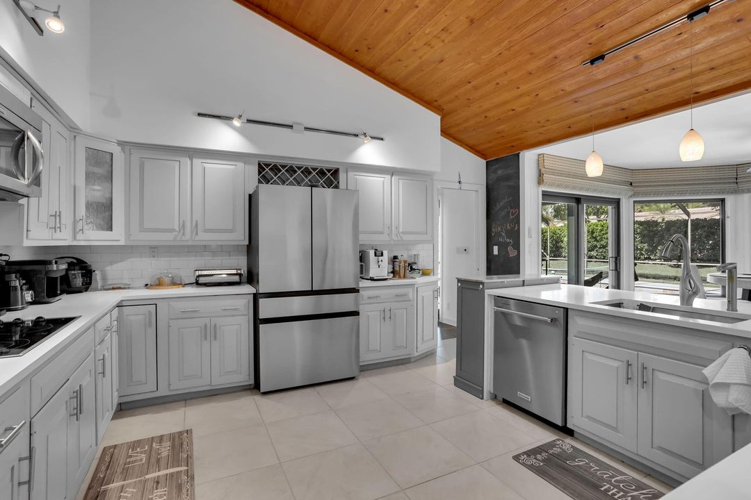 出租: $11,000 (4 贝兹, 3 浴室, 3837 平方英尺)