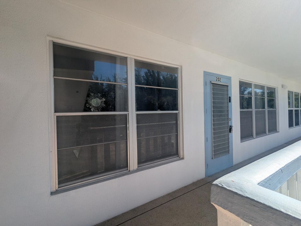 For Sale: $219,900 (2 beds, 2 baths, 1062 Square Feet)