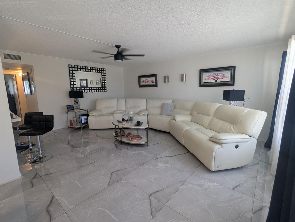 For Sale: $219,900 (2 beds, 2 baths, 1062 Square Feet)