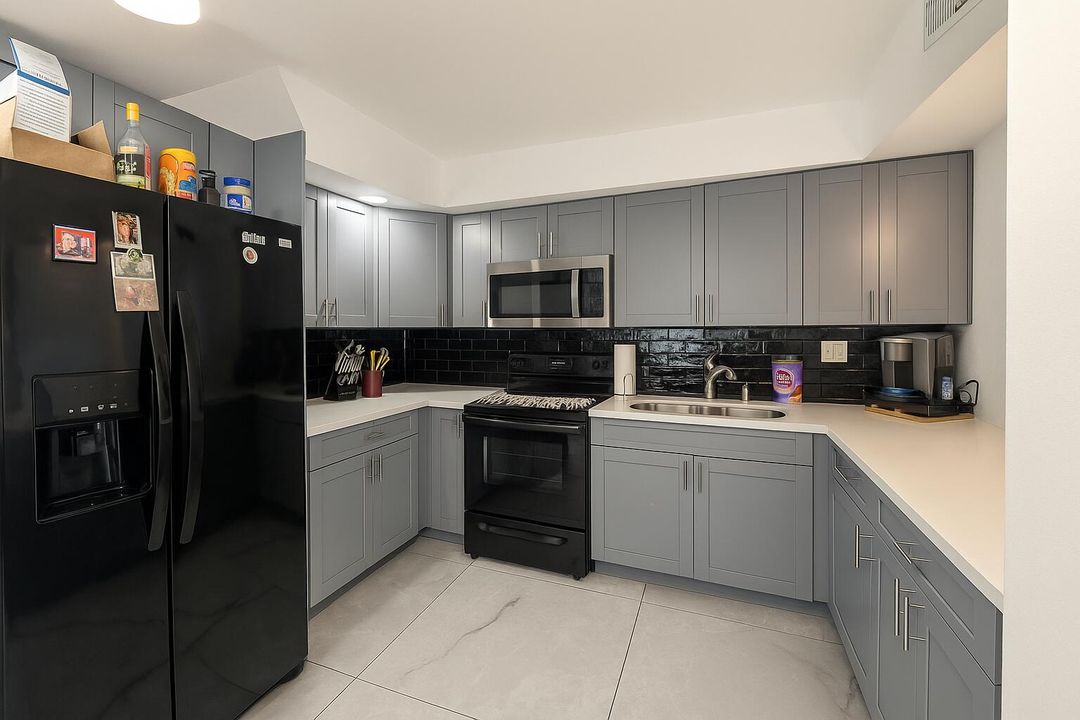 For Sale: $219,900 (2 beds, 2 baths, 1062 Square Feet)