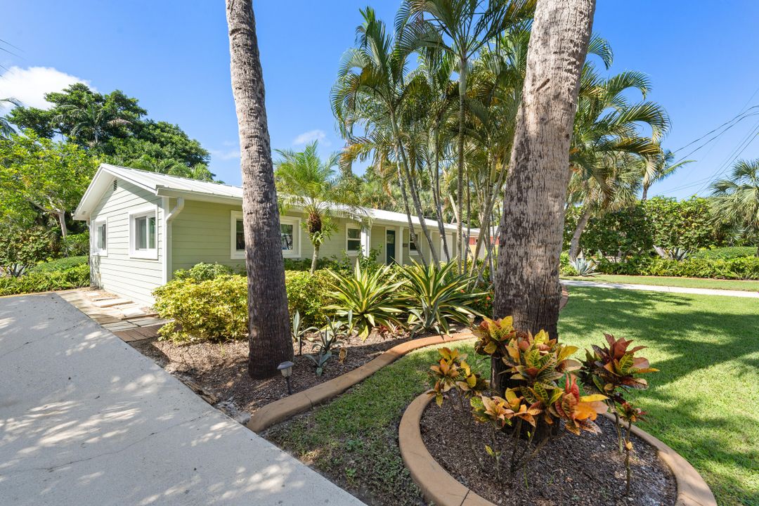 For Sale: $649,900 (2 beds, 2 baths, 1200 Square Feet)