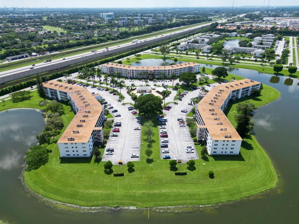 For Rent: $1,950 (2 beds, 2 baths, 896 Square Feet)