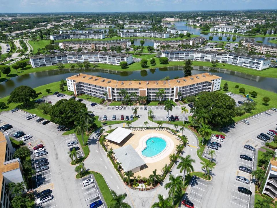 For Rent: $1,950 (2 beds, 2 baths, 896 Square Feet)