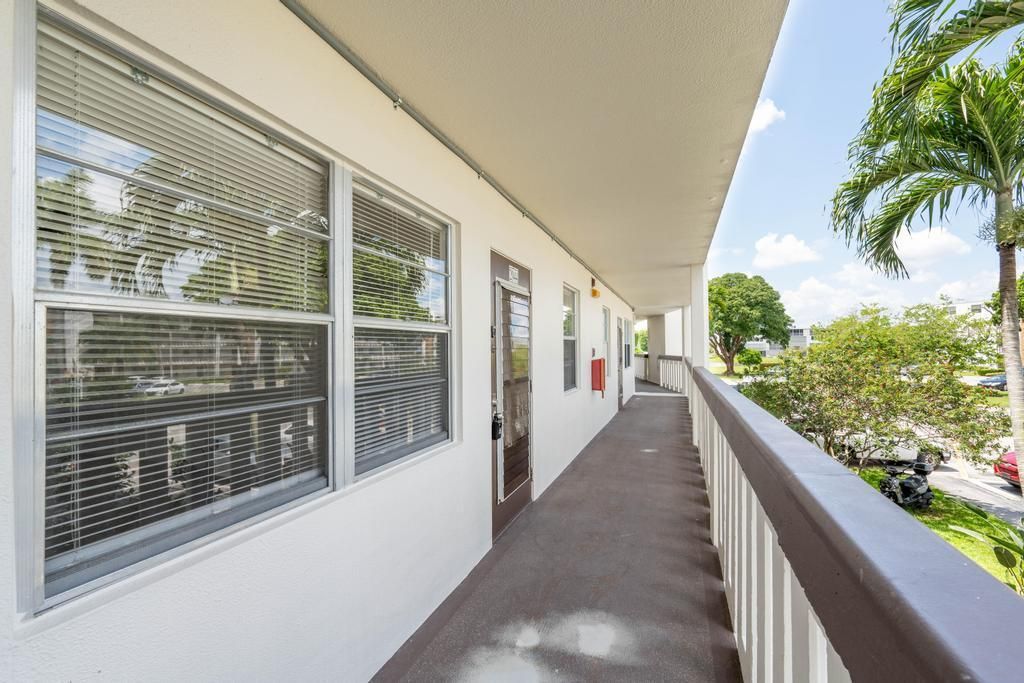 For Rent: $1,950 (2 beds, 2 baths, 896 Square Feet)