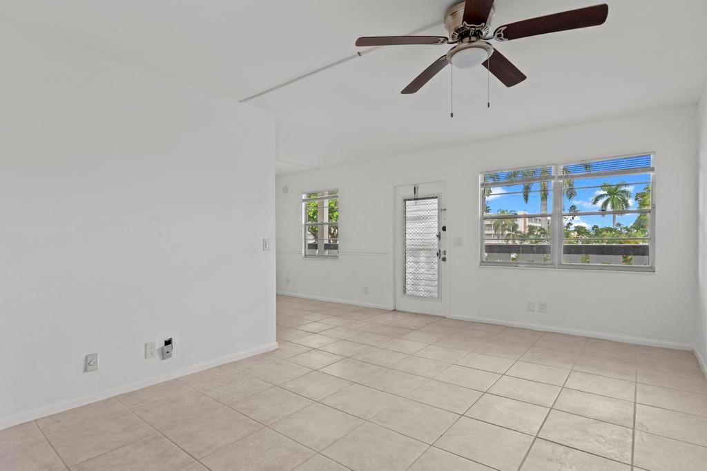 For Rent: $1,950 (2 beds, 2 baths, 896 Square Feet)