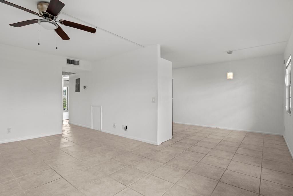 For Rent: $1,950 (2 beds, 2 baths, 896 Square Feet)