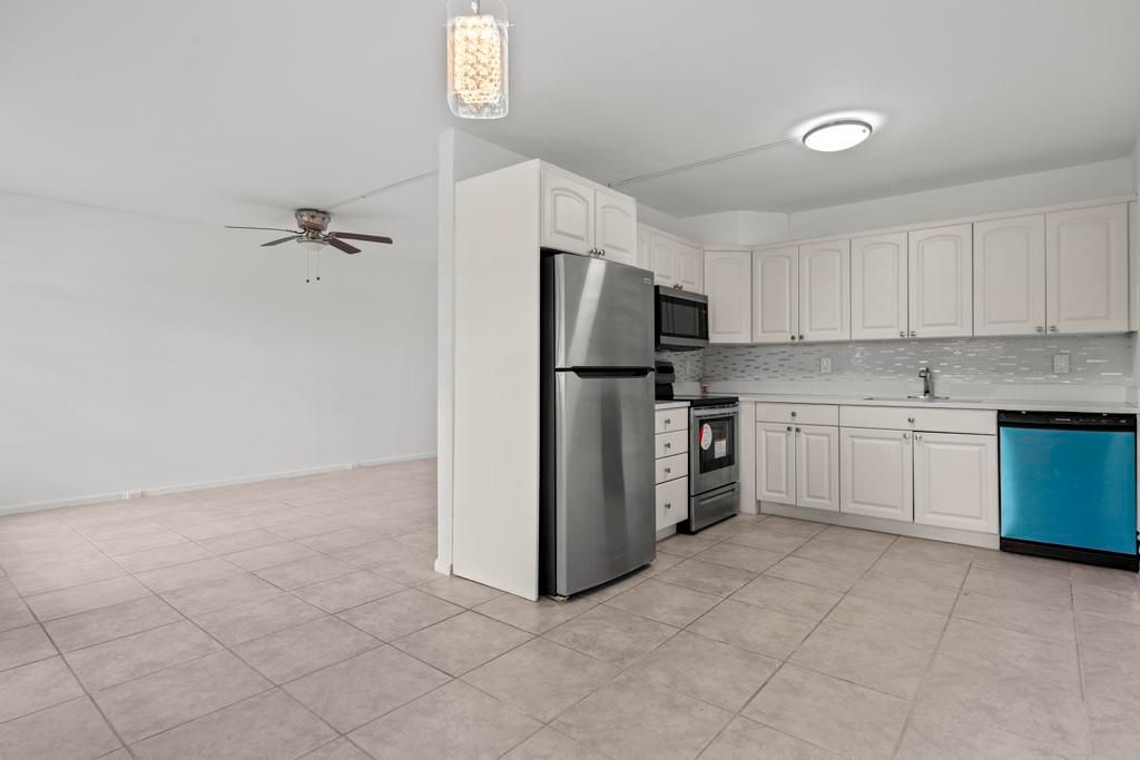 For Rent: $1,950 (2 beds, 2 baths, 896 Square Feet)