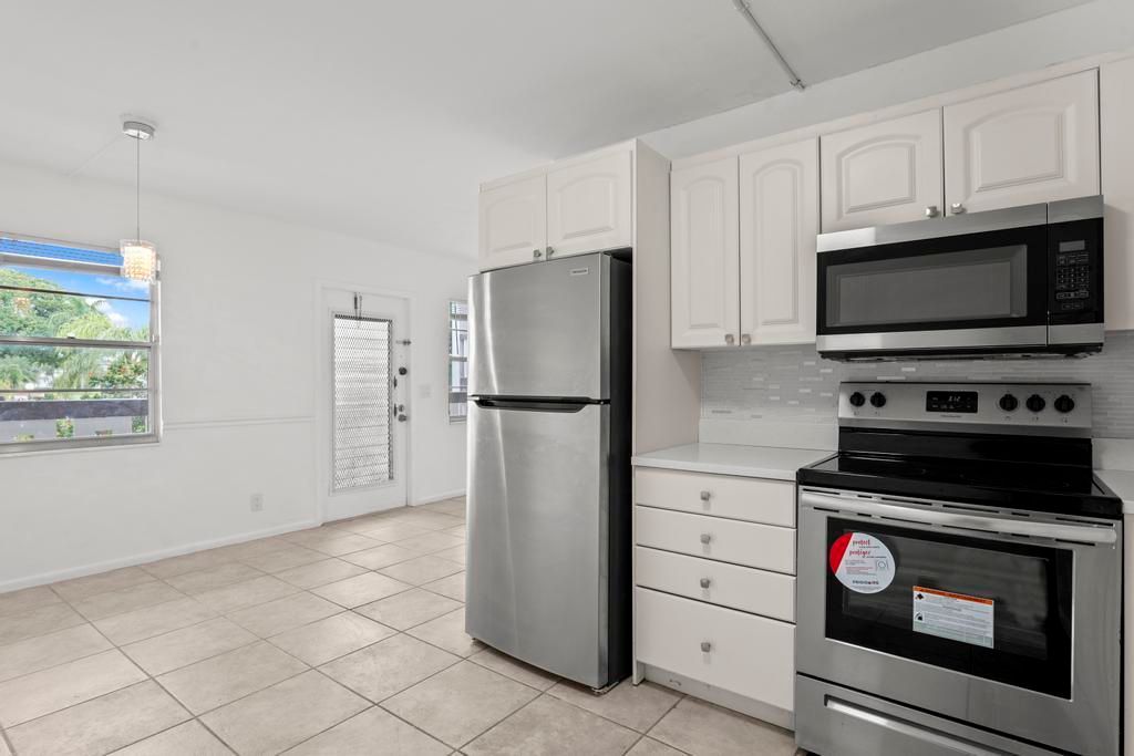 For Rent: $1,950 (2 beds, 2 baths, 896 Square Feet)