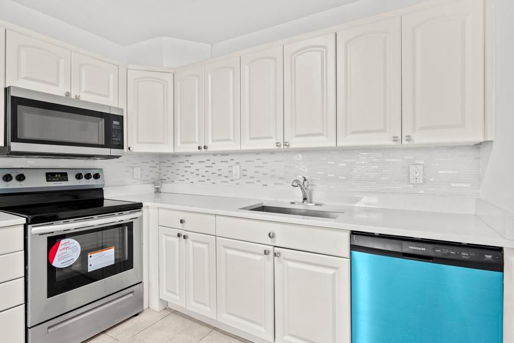 For Rent: $1,950 (2 beds, 2 baths, 896 Square Feet)