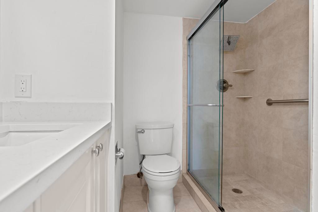 For Rent: $1,950 (2 beds, 2 baths, 896 Square Feet)