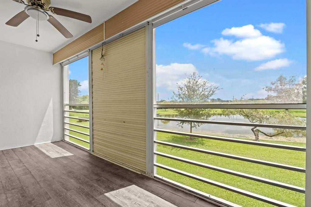 For Rent: $1,950 (2 beds, 2 baths, 896 Square Feet)