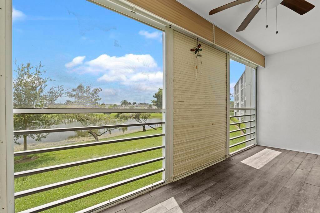 For Rent: $1,950 (2 beds, 2 baths, 896 Square Feet)