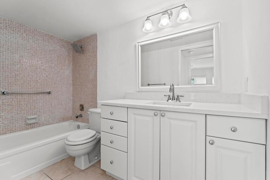 For Rent: $1,950 (2 beds, 2 baths, 896 Square Feet)