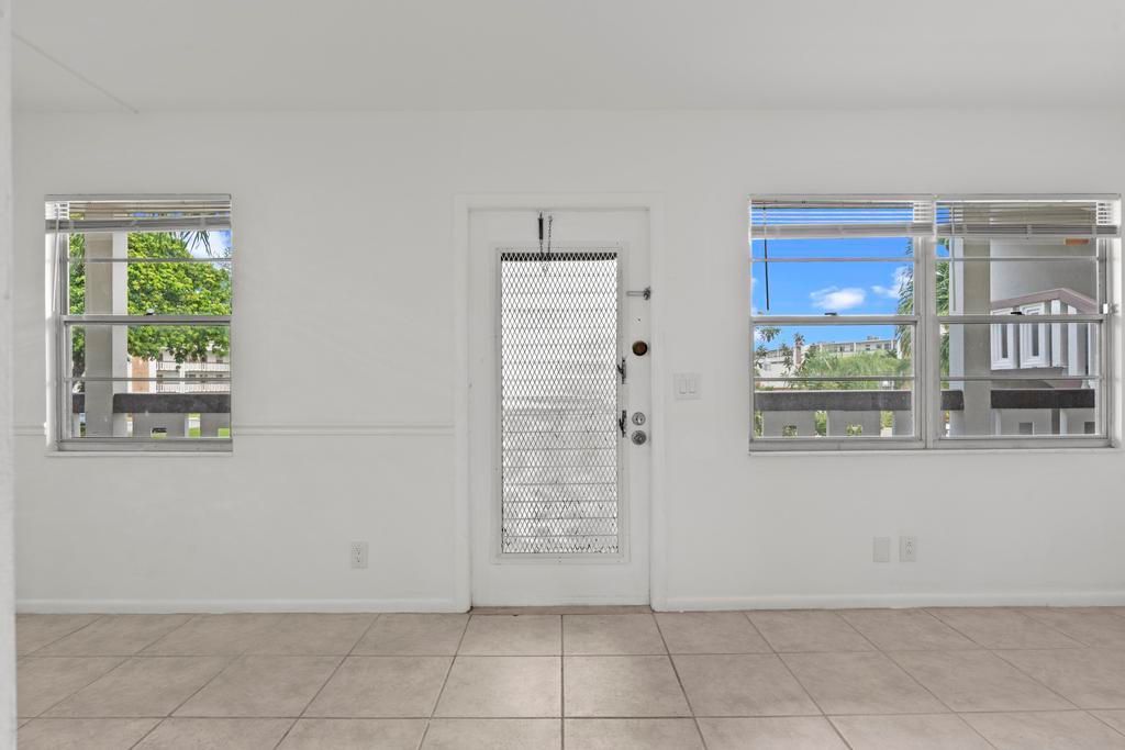 For Rent: $1,950 (2 beds, 2 baths, 896 Square Feet)