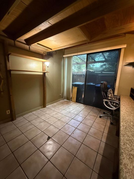 合同活跃: $299,000 (2 贝兹, 2 浴室, 1136 平方英尺)