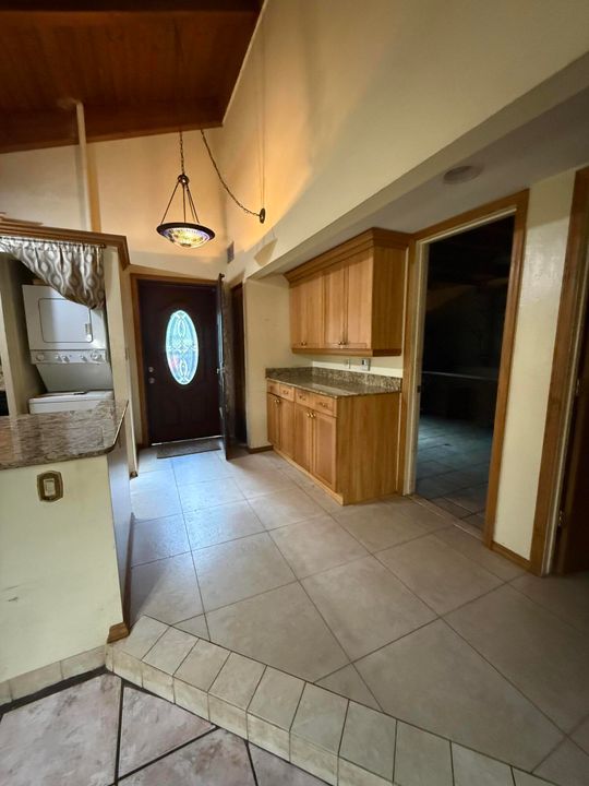 合同活跃: $299,000 (2 贝兹, 2 浴室, 1136 平方英尺)