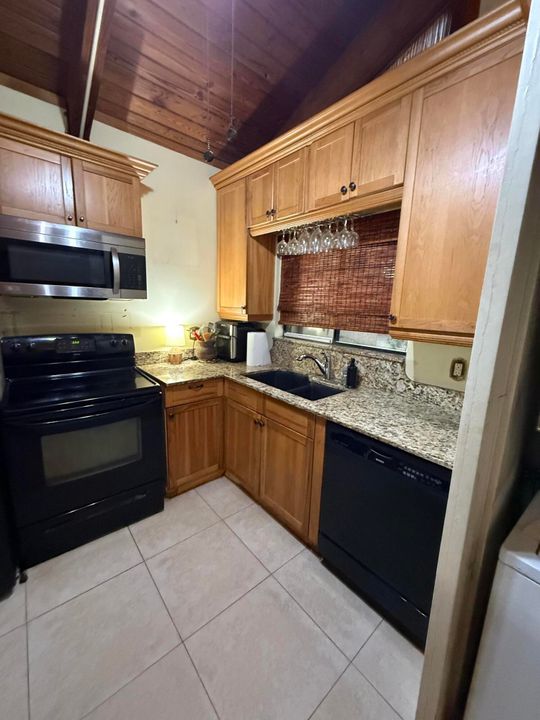 合同活跃: $299,000 (2 贝兹, 2 浴室, 1136 平方英尺)