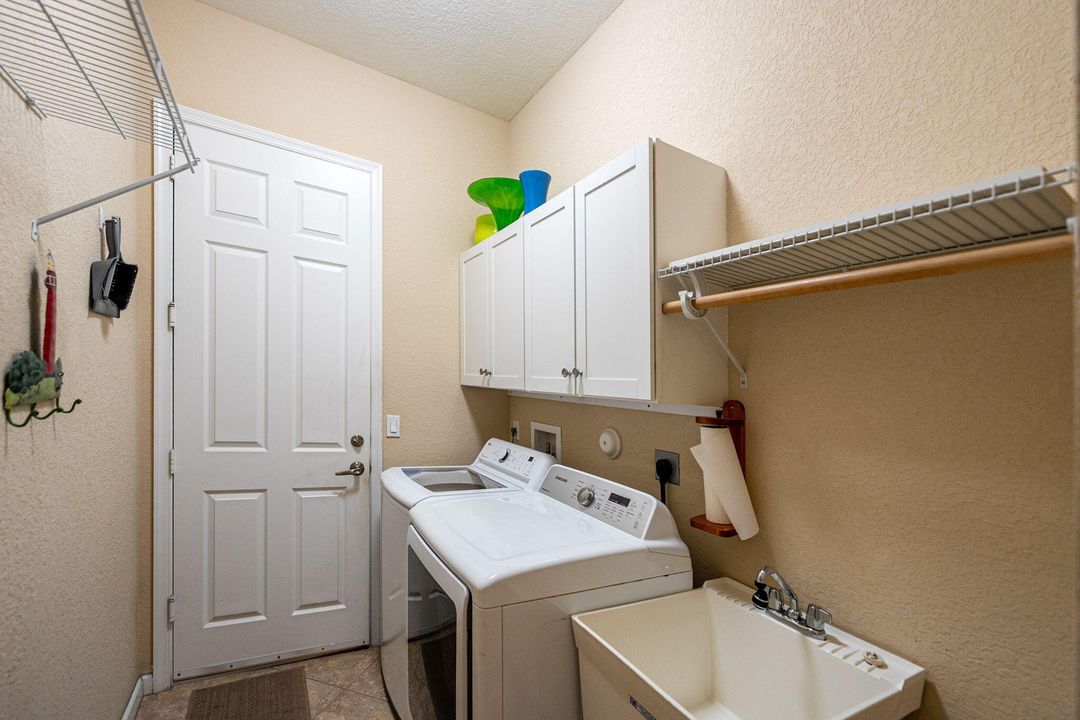 Active With Contract: $679,900 (3 beds, 2 baths, 2039 Square Feet)