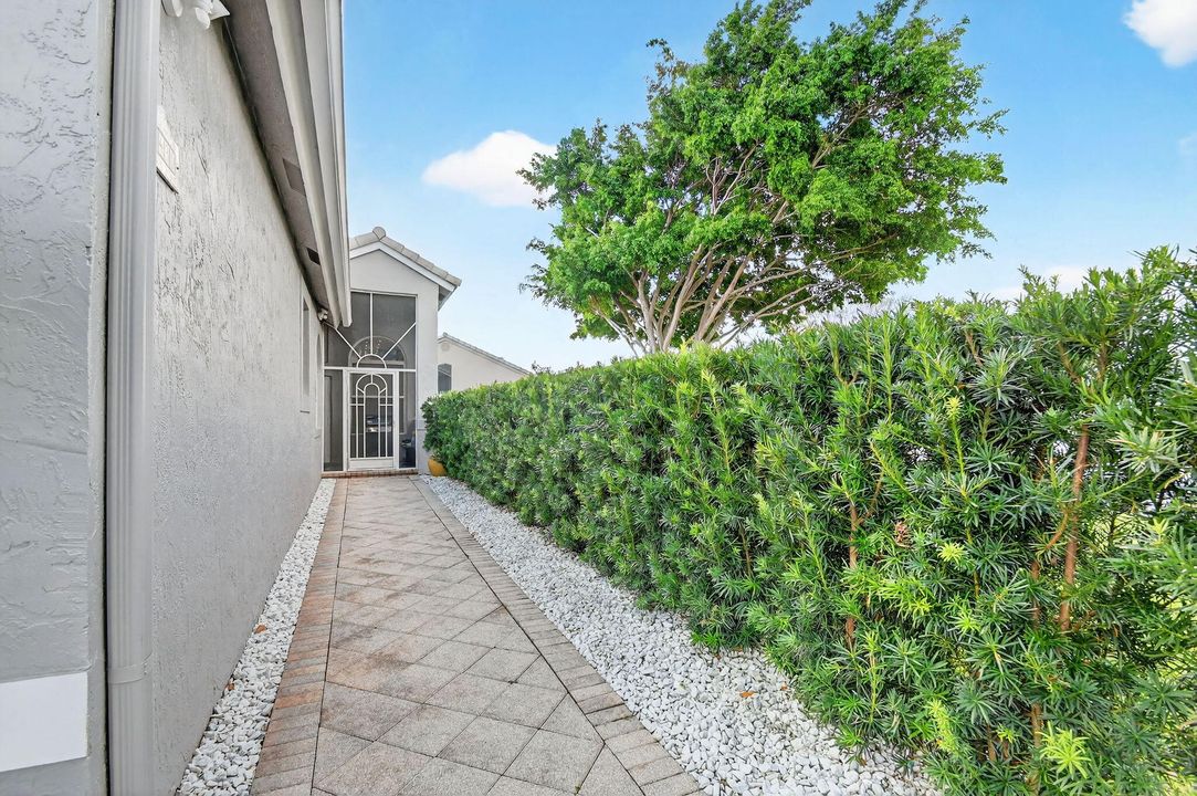 Activo con contrato: $659,000 (3 camas, 2 baños, 2089 Pies cuadrados)