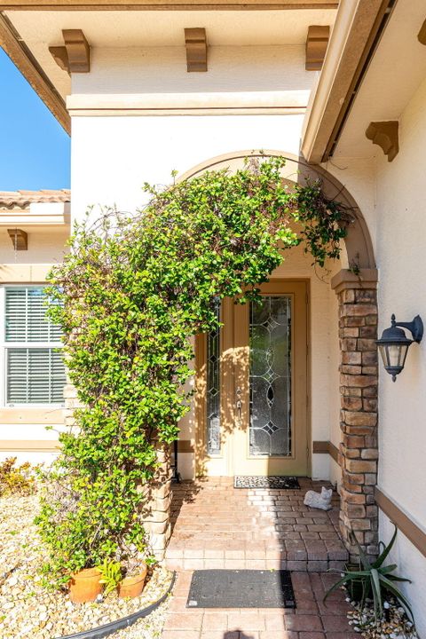 Active With Contract: $679,900 (3 beds, 2 baths, 2039 Square Feet)