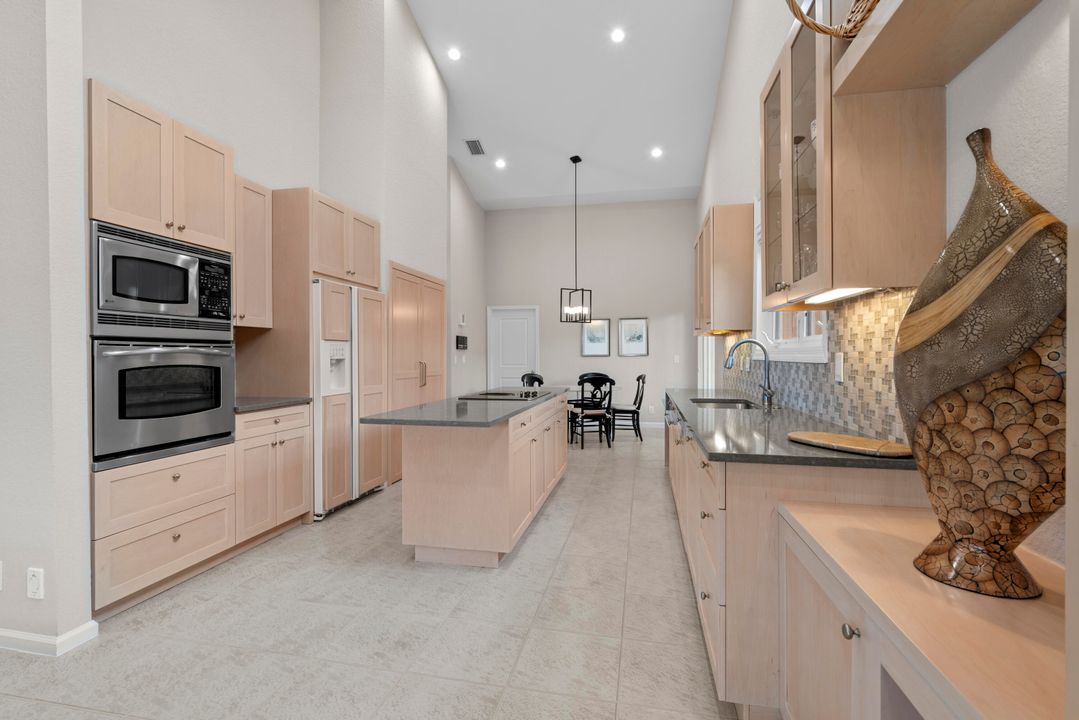 For Sale: $899,000 (3 beds, 3 baths, 2843 Square Feet)