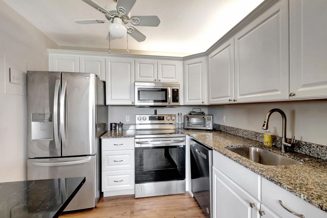 For Sale: $155,000 (1 beds, 1 baths, 726 Square Feet)