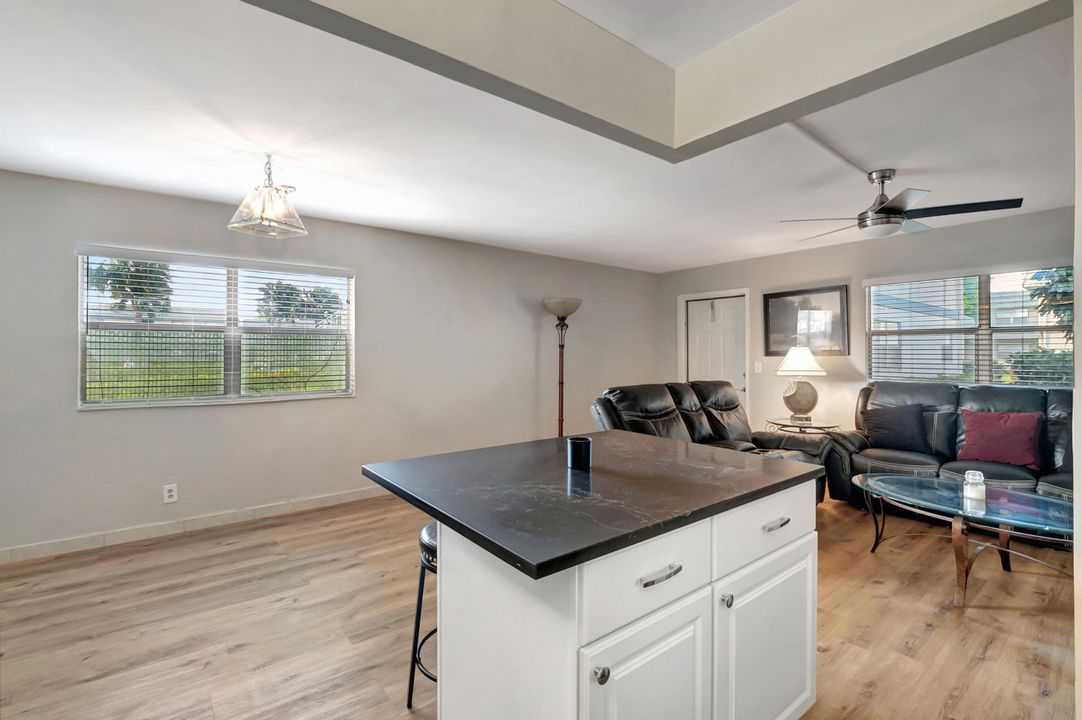 For Sale: $155,000 (1 beds, 1 baths, 726 Square Feet)