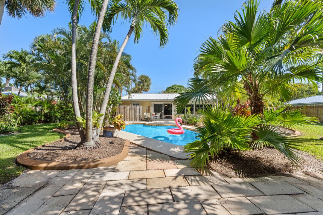 For Sale: $649,900 (2 beds, 2 baths, 1200 Square Feet)