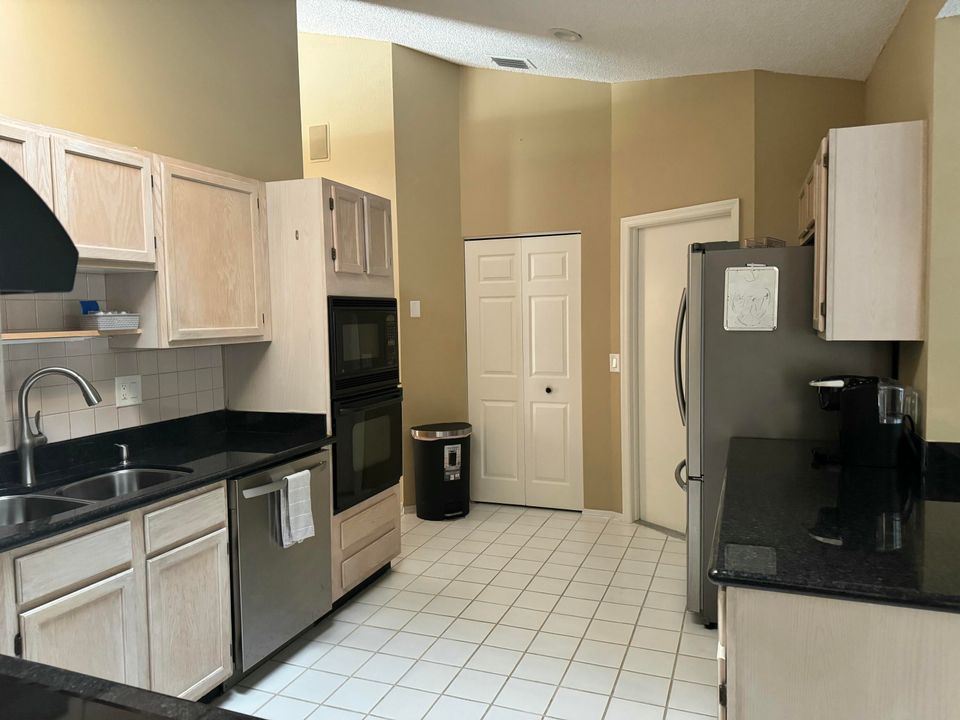 出租: $6,000 (3 贝兹, 2 浴室, 2014 平方英尺)