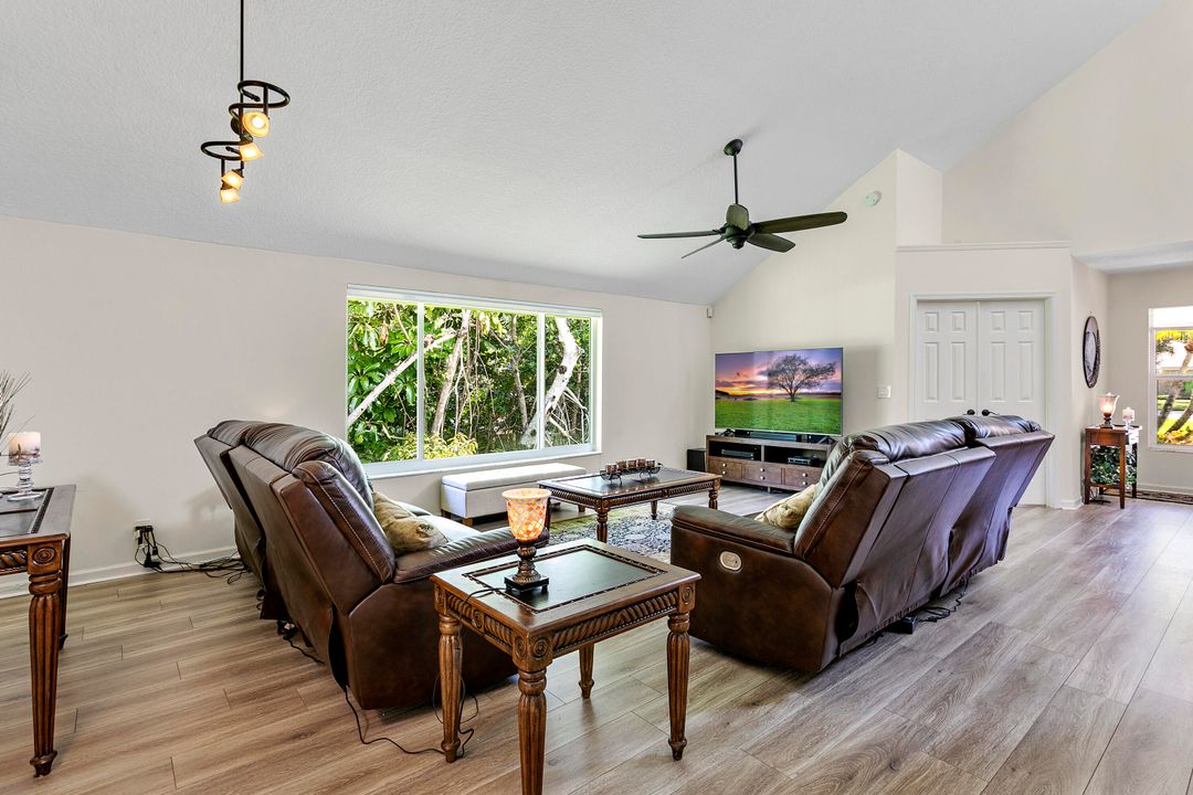 合同活跃: $1,290,000 (3 贝兹, 2 浴室, 2245 平方英尺)