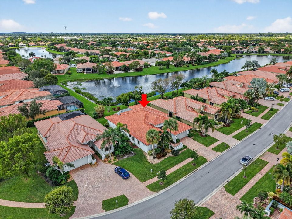 Под контрактом: $855,000 (4 спален, 2 ванн, 3121 Квадратных фут)