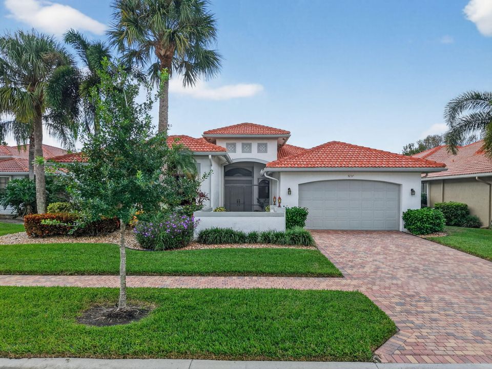 Под контрактом: $855,000 (4 спален, 2 ванн, 3121 Квадратных фут)