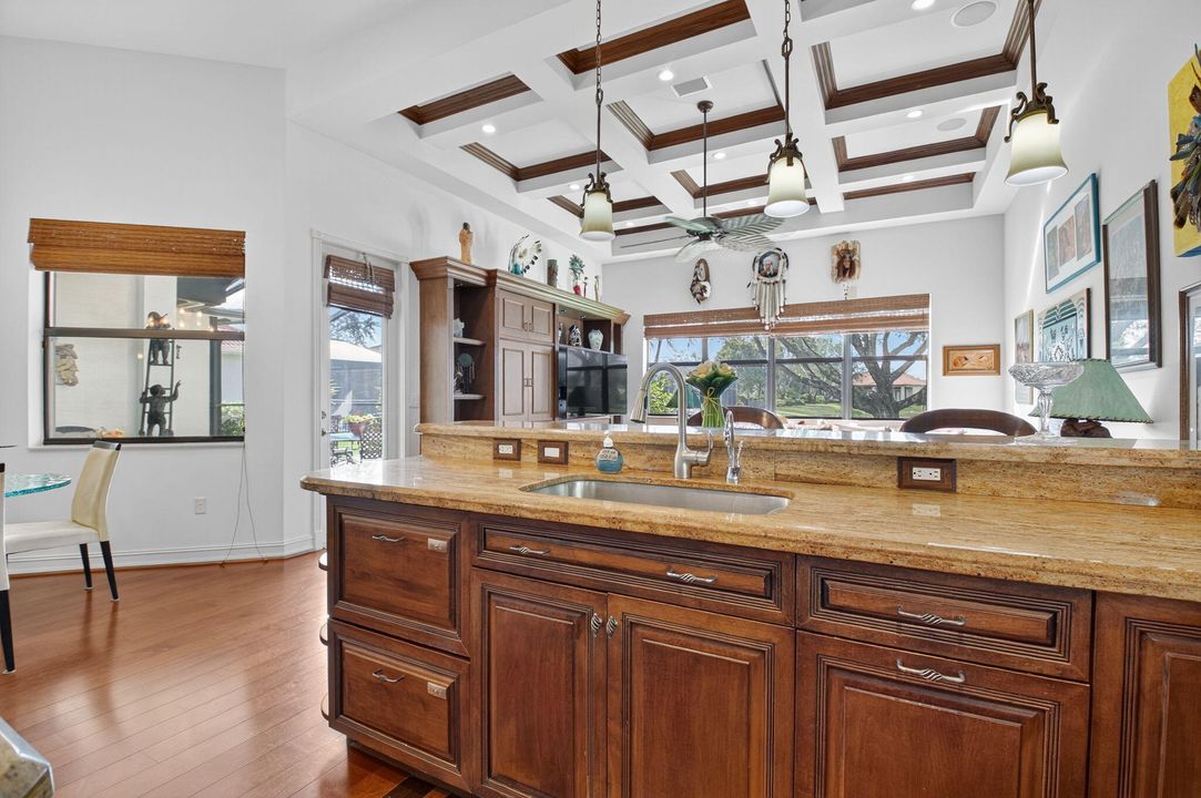 Под контрактом: $855,000 (4 спален, 2 ванн, 3121 Квадратных фут)