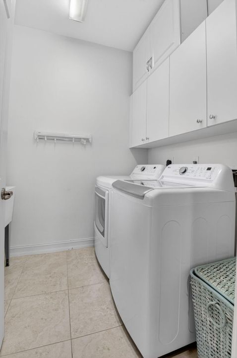 Под контрактом: $855,000 (4 спален, 2 ванн, 3121 Квадратных фут)