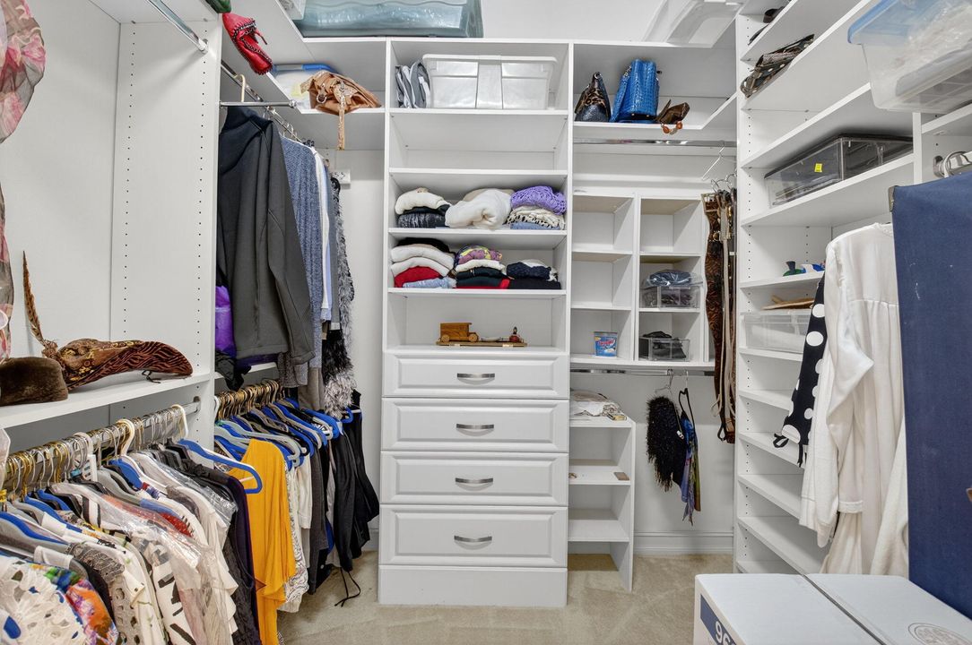 Под контрактом: $855,000 (4 спален, 2 ванн, 3121 Квадратных фут)