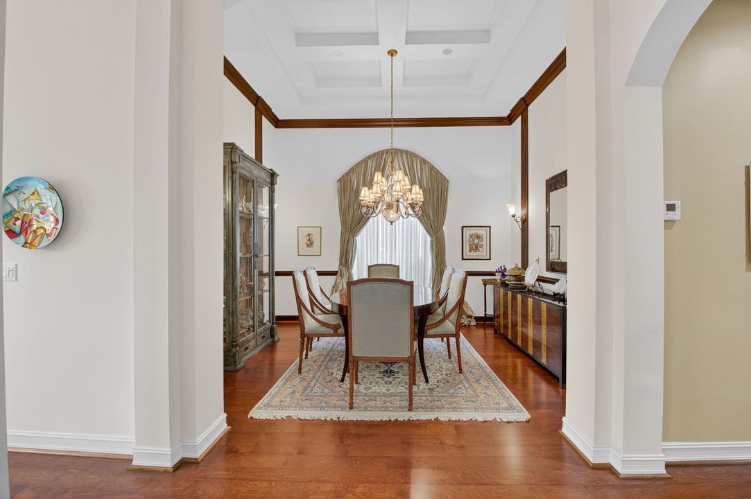 Под контрактом: $855,000 (4 спален, 2 ванн, 3121 Квадратных фут)