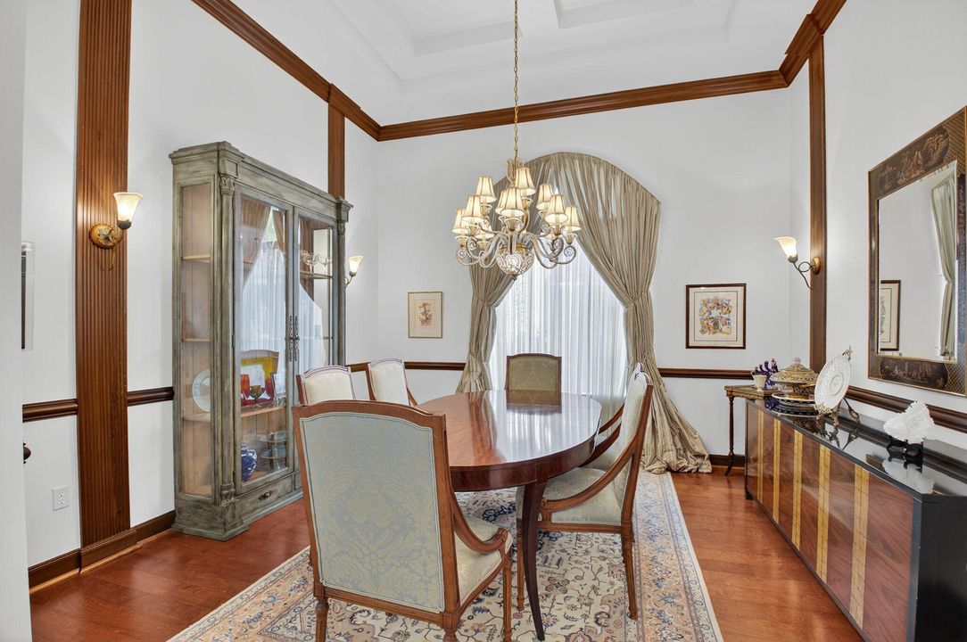 Под контрактом: $855,000 (4 спален, 2 ванн, 3121 Квадратных фут)