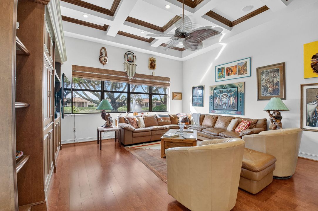 Под контрактом: $855,000 (4 спален, 2 ванн, 3121 Квадратных фут)