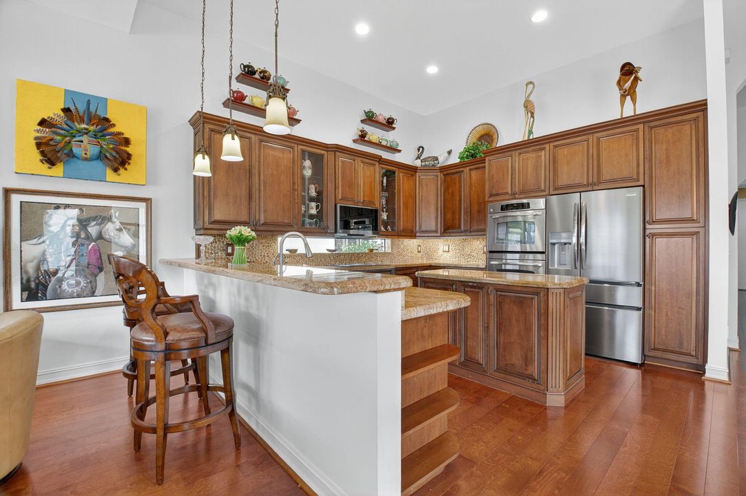 Под контрактом: $855,000 (4 спален, 2 ванн, 3121 Квадратных фут)