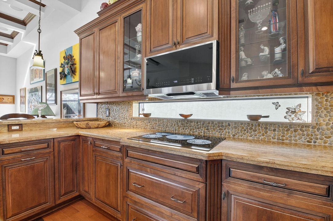 Под контрактом: $855,000 (4 спален, 2 ванн, 3121 Квадратных фут)