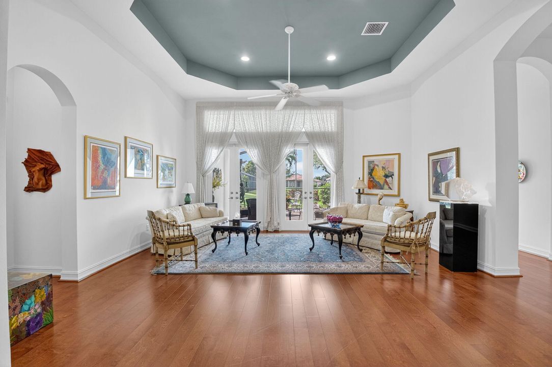 Под контрактом: $855,000 (4 спален, 2 ванн, 3121 Квадратных фут)