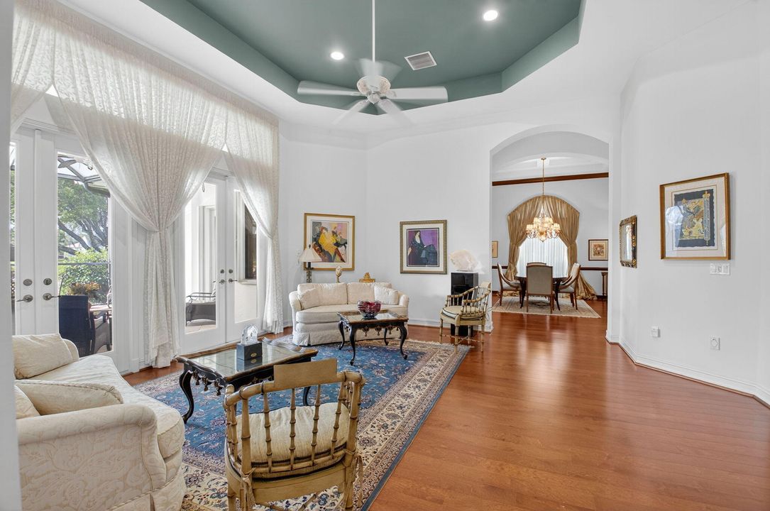 Под контрактом: $855,000 (4 спален, 2 ванн, 3121 Квадратных фут)