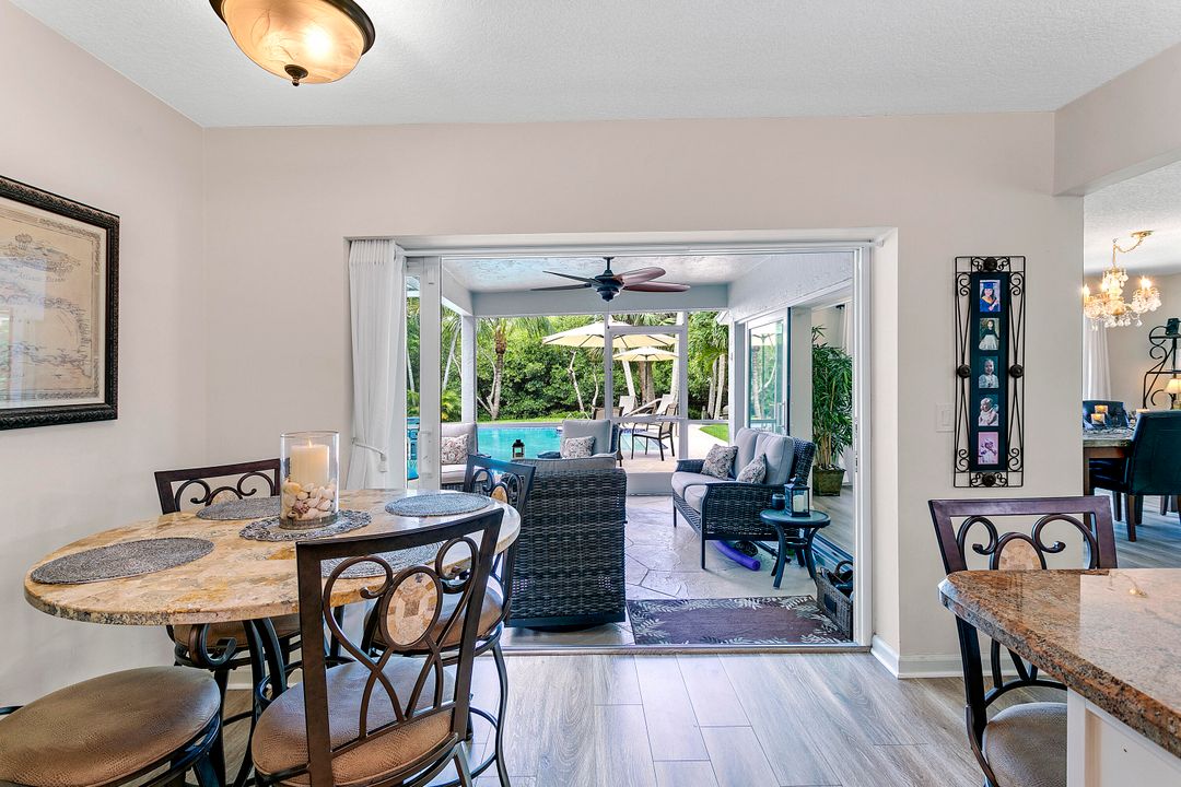 合同活跃: $1,290,000 (3 贝兹, 2 浴室, 2245 平方英尺)