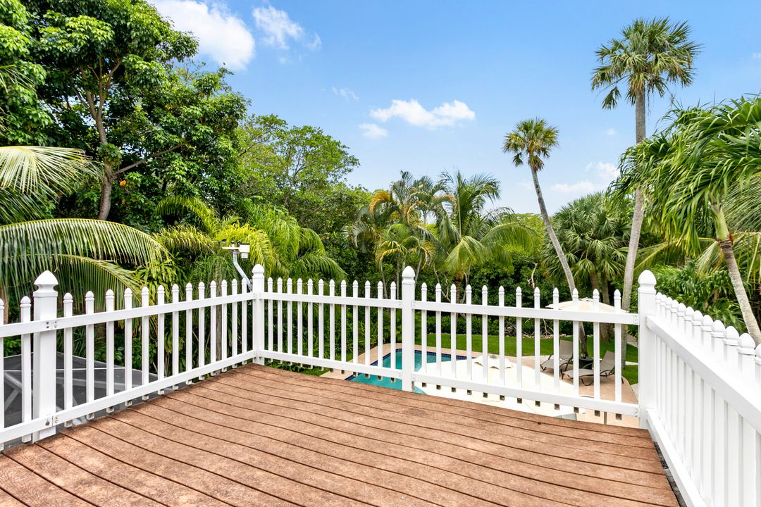 合同活跃: $1,290,000 (3 贝兹, 2 浴室, 2245 平方英尺)