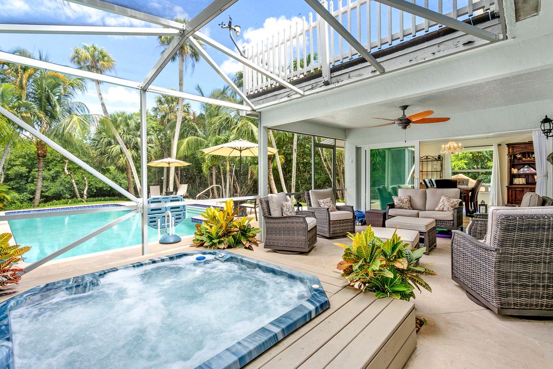 合同活跃: $1,290,000 (3 贝兹, 2 浴室, 2245 平方英尺)