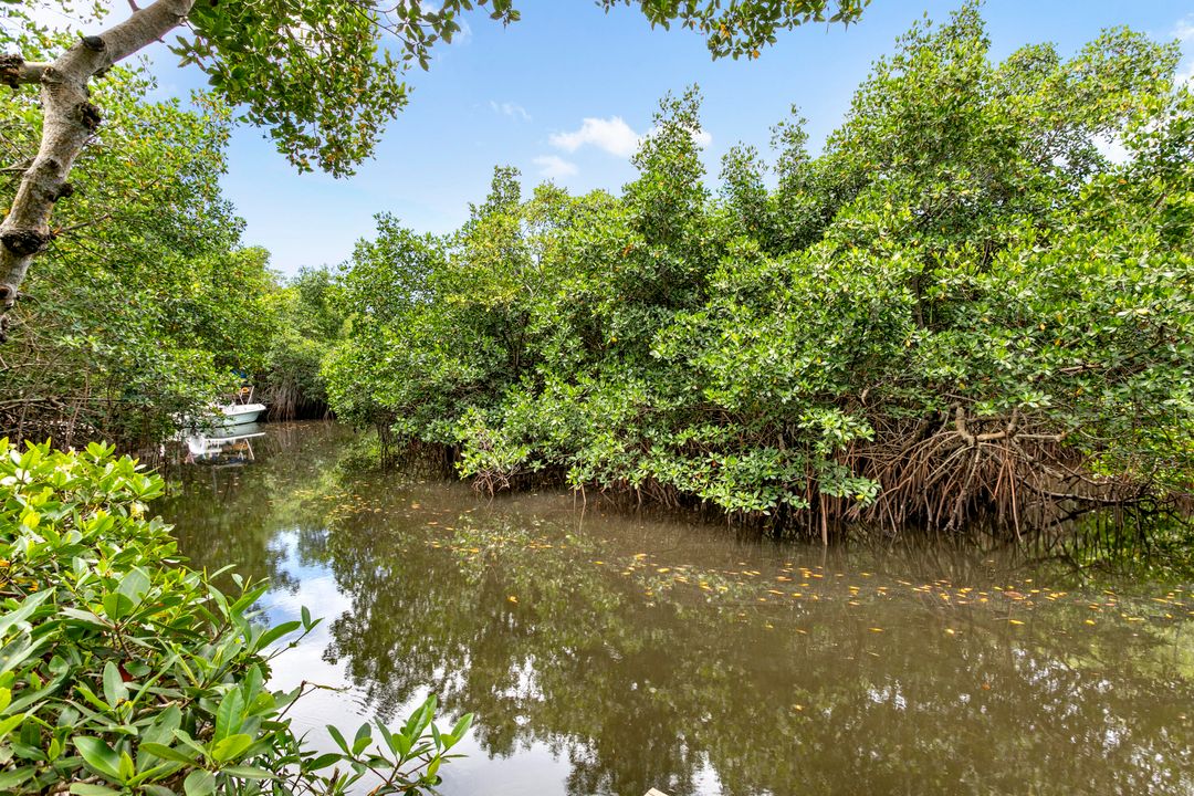 合同活跃: $1,290,000 (3 贝兹, 2 浴室, 2245 平方英尺)