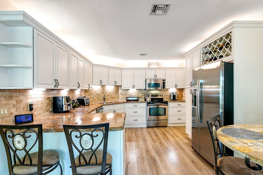 合同活跃: $1,290,000 (3 贝兹, 2 浴室, 2245 平方英尺)